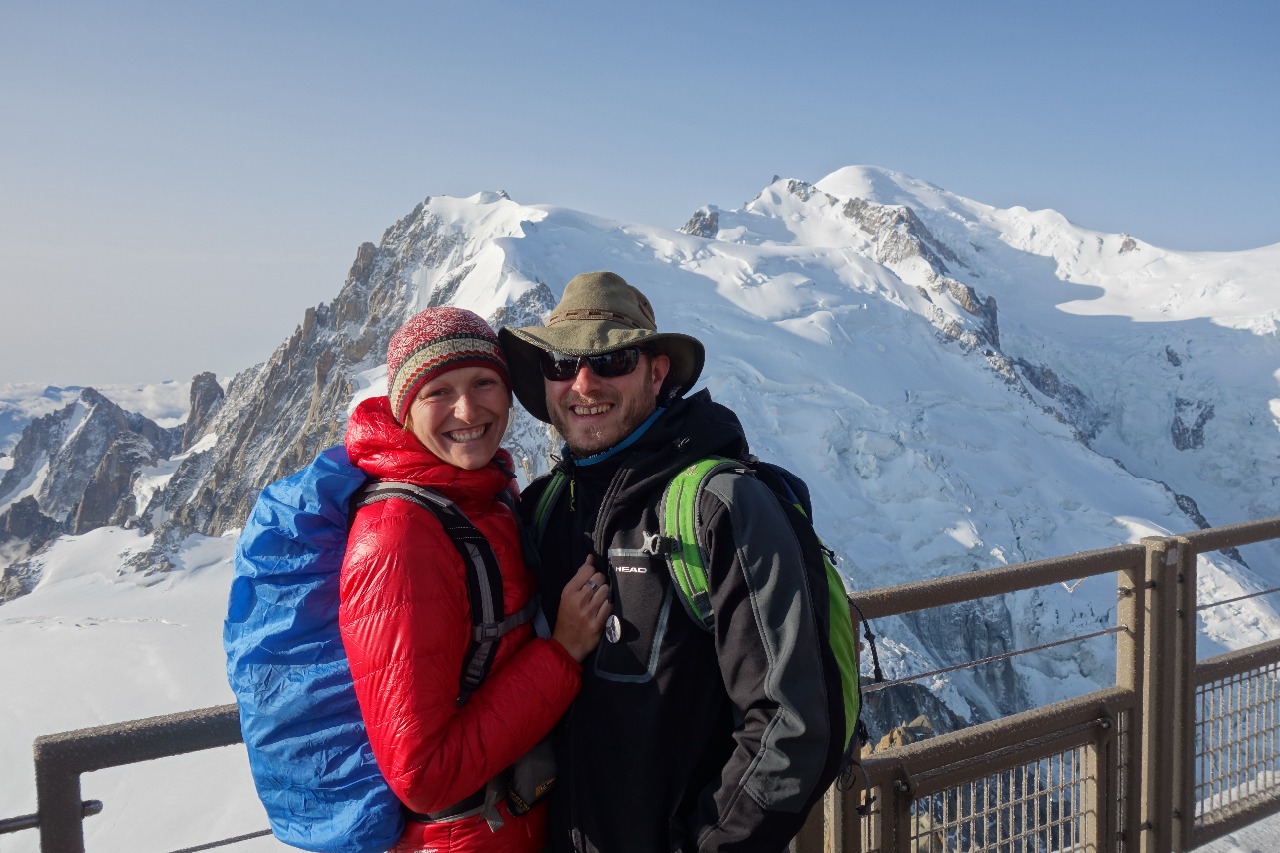 Aiguille du Midi (3842 m) a v pozadí Mont Blanc, Francie